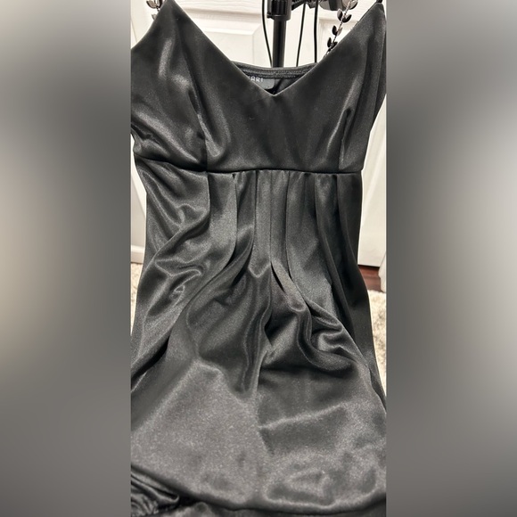 Elegant Black Dress with Chain Straps - Picture 4 of 5